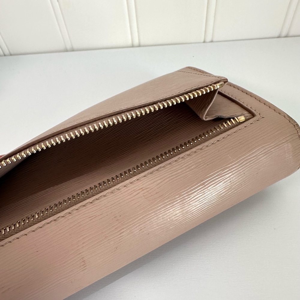 Pre-loved Prada Vitello Move long wallet in the color Cipria with Gold Logo - Picture 7 of 16